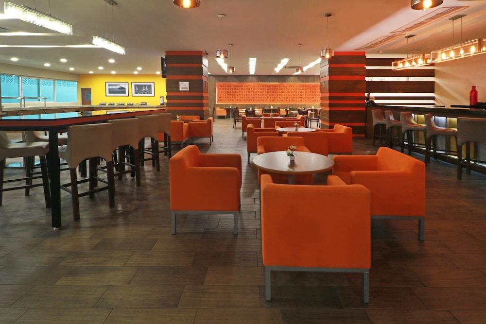 Отель Wyndham Garden Guadalajara Acueducto Сапопан Экстерьер фото