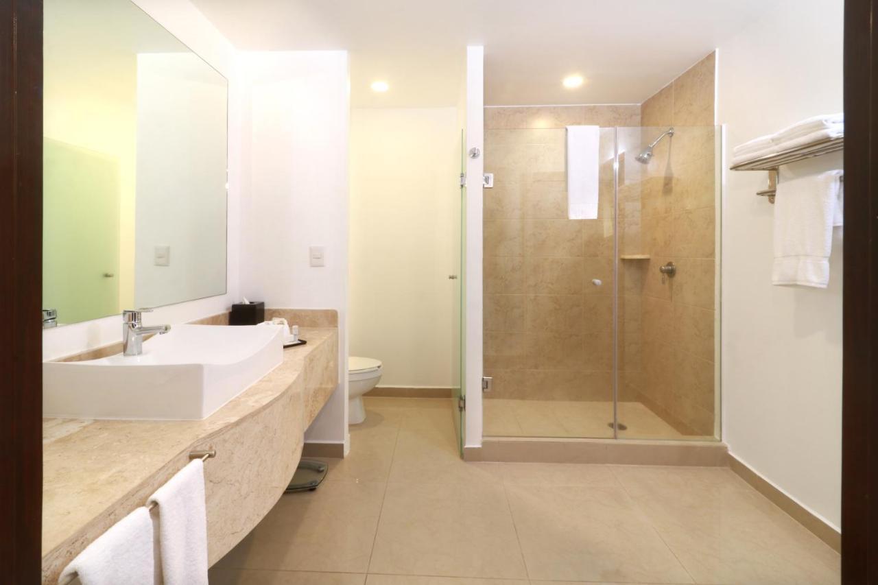 Отель Wyndham Garden Guadalajara Acueducto Сапопан Экстерьер фото