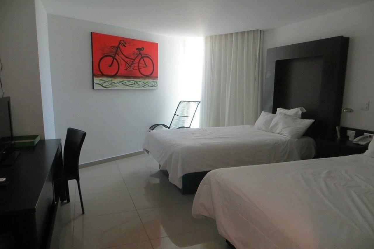 Отель Wyndham Garden Guadalajara Acueducto Сапопан Экстерьер фото