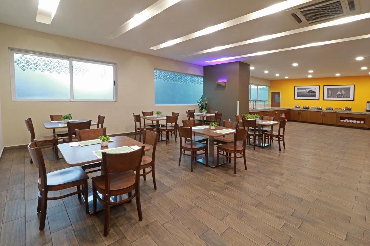 Отель Wyndham Garden Guadalajara Acueducto Сапопан Экстерьер фото