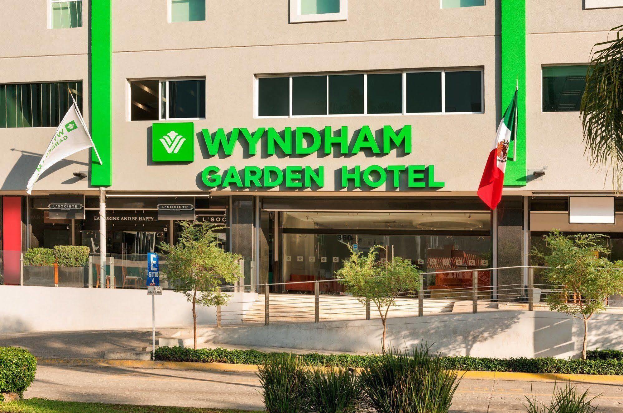 Отель Wyndham Garden Guadalajara Acueducto Сапопан Экстерьер фото